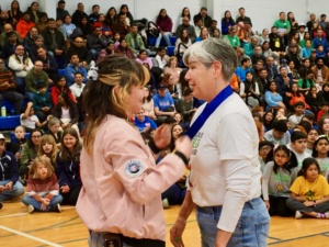 Sarah giving the OMER award to Kate Nash.